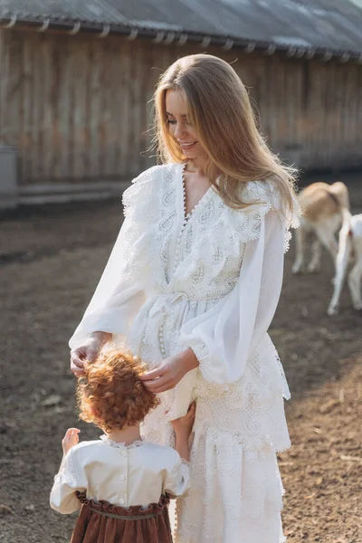 Gyönyörű Fehér Csipke Ruhában Időt Tölt Kis Vörös Lányával Farmon — Stock Fotó
