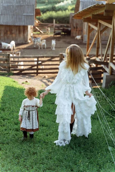 Hermosa Mujer Vestido Encaje Blanco Pasar Tiempo Con Pequeña Hija —  Fotos de Stock