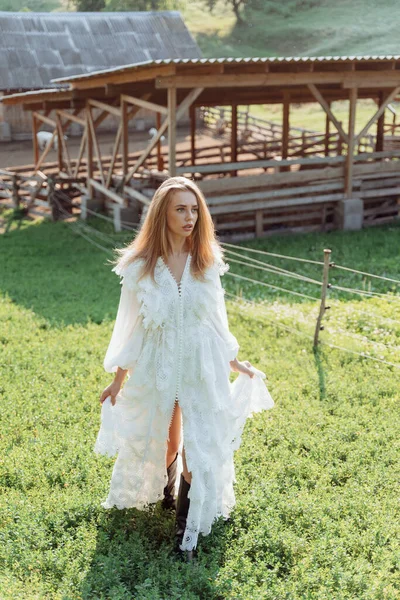 Hermosa Mujer Vestida Con Vestido Encaje Blanco Con Pelo Largo —  Fotos de Stock