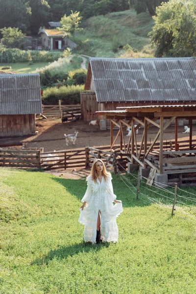 Çiftliğin Yakınındaki Çayırda Yürüyen Beyaz Dantelli Uzun Saçlı Güzel Kadının — Stok fotoğraf