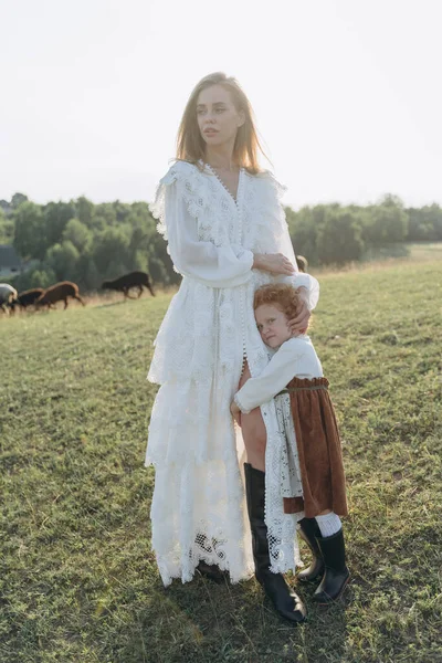 Hermosa Mujer Vestido Encaje Blanco Pasar Tiempo Con Pequeña Hija —  Fotos de Stock