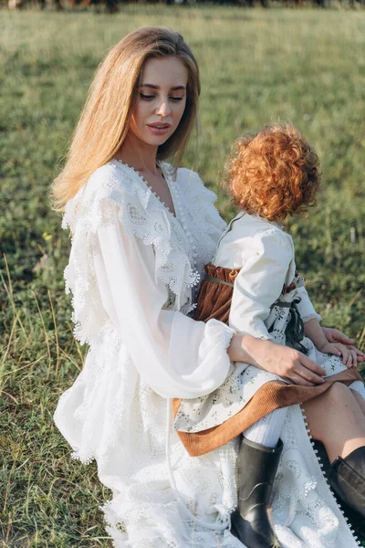 Beyaz Dantelli Elbiseli Güzel Kadın Tarlada Kızıl Saçlı Kızıyla Vakit — Stok fotoğraf