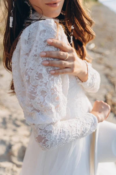 Nahaufnahme Einer Schönen Frau Einem Zarten Weißen Kleid — Stockfoto