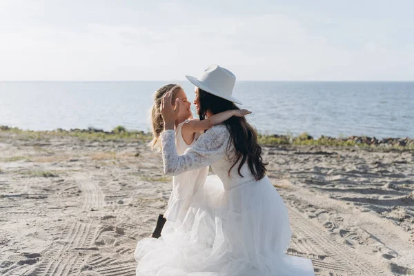 Hermosa Foto Madre Pequeña Hija Pasando Tiempo Juntos Orilla Del —  Fotos de Stock