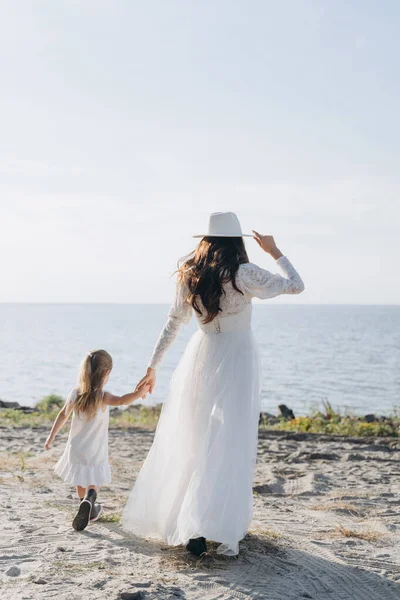 Hermosa Foto Madre Pequeña Hija Pasando Tiempo Juntos Orilla Del — Foto de Stock