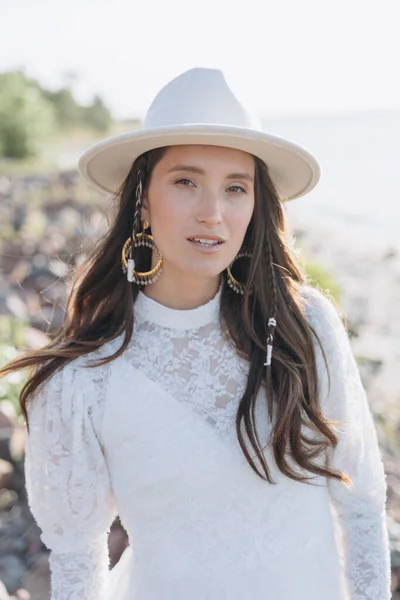 Retrato Hermosa Mujer Vestida Con Delicado Vestido Blanco Con Sombrero — Foto de Stock