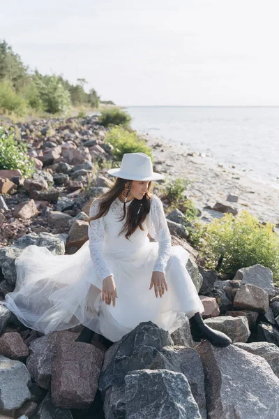 Portrait Une Belle Femme Vêtue Une Robe Blanche Délicate Avec — Photo