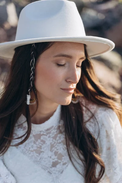 Portrait Une Belle Femme Vêtue Une Robe Blanche Délicate Avec — Photo