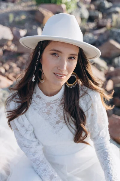 Retrato Hermosa Mujer Vestida Con Delicado Vestido Blanco Con Sombrero — Foto de Stock