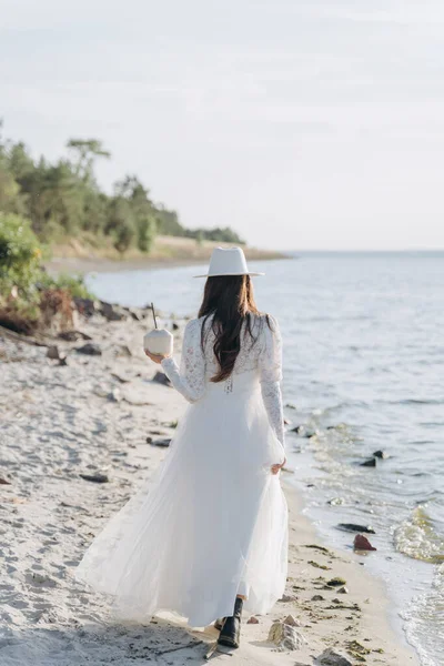 Portrait Une Belle Femme Vêtue Une Délicate Robe Blanche Coiffée — Photo