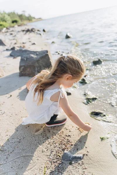 Cute Little Girl Dressed White Dress Playing Sandy River Shore — Stock Photo, Image