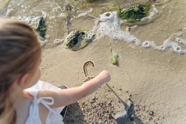 Милая Маленькая Девочка Белом Платье Играет Песчаном Берегу Реки Рядом — стоковое фото