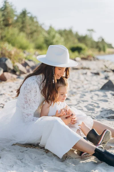 Beautiful Photo Mother Little Daughter Spending Time Together River Shore — Stock Photo, Image