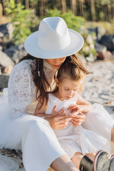 Hermosa Foto Madre Pequeña Hija Pasando Tiempo Juntos Orilla Del — Foto de Stock