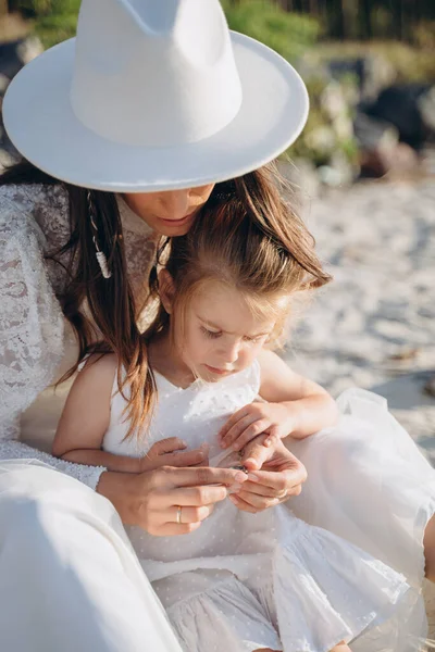 Beautiful Photo Mother Little Daughter Spending Time Together River Shore — Stock Photo, Image