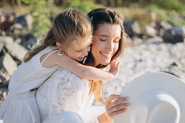 Hermosa Foto Madre Pequeña Hija Pasando Tiempo Juntos Orilla Del — Foto de Stock