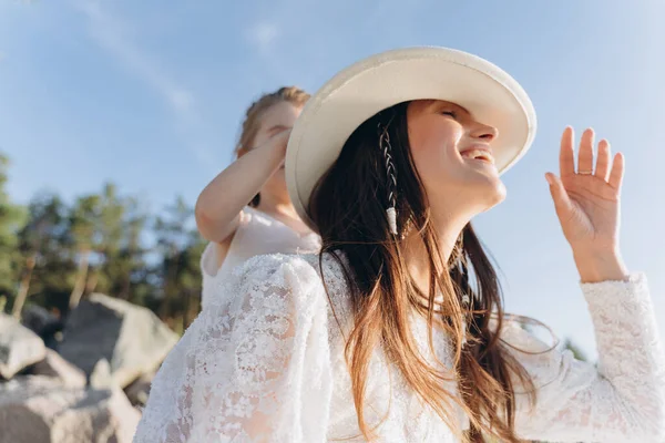 Hermosa Foto Madre Pequeña Hija Pasando Tiempo Juntos Orilla Del — Foto de Stock