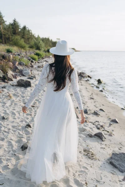 Belle Femme Vêtue Une Robe Blanche Délicate Avec Chapeau Blanc — Photo