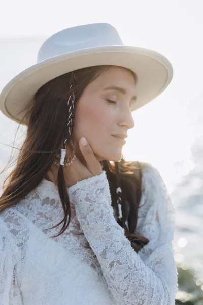 Portrait Une Belle Femme Vêtue Une Robe Blanche Délicate Avec — Photo