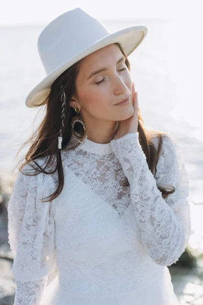 Portrait Une Belle Femme Vêtue Une Robe Blanche Délicate Avec — Photo