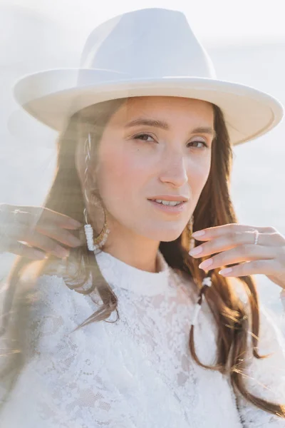 Retrato Hermosa Mujer Vestida Con Delicado Vestido Blanco Con Sombrero — Foto de Stock