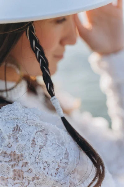 Die Schöne Frau Trägt Ein Zartes Weißes Kleid Und Einen — Stockfoto