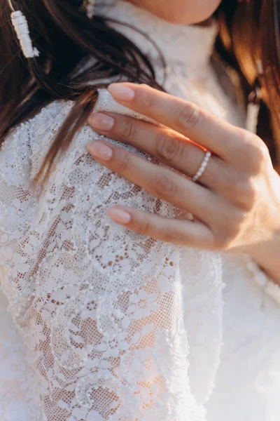 Close Uitzicht Een Mooie Vrouw Gekleed Een Delicate Witte Jurk — Stockfoto