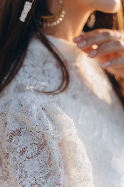 Close Uitzicht Een Mooie Vrouw Gekleed Een Delicate Witte Jurk — Stockfoto