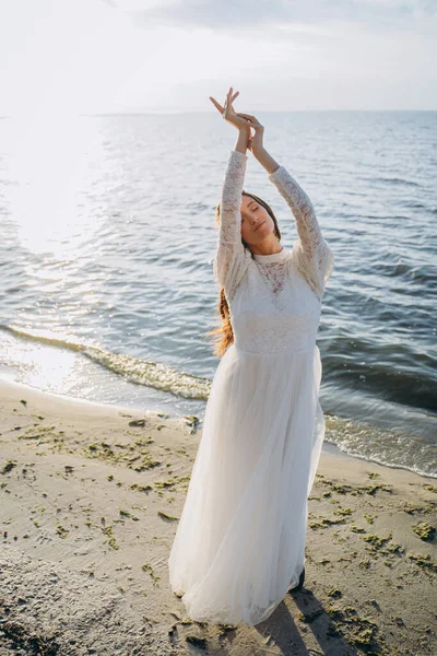 Retrato Una Hermosa Mujer Vestida Con Delicado Vestido Blanco Orilla Fotos de stock libres de derechos