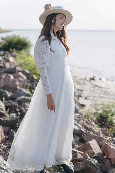 Retrato Hermosa Mujer Vestida Con Delicado Vestido Blanco Con Sombrero Fotos de stock