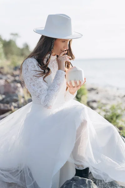 Retrato Una Hermosa Mujer Vestida Con Delicado Vestido Blanco Con Imagen de archivo