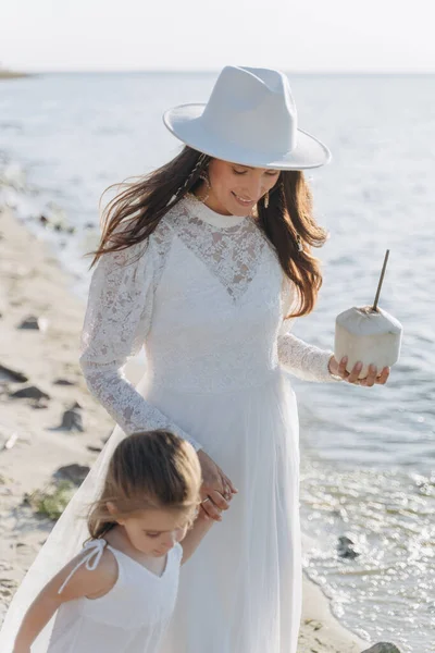 Hermosa Foto Madre Pequeña Hija Pasar Tiempo Juntos Beber Coco Imágenes de stock libres de derechos