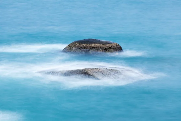 Larga exposición de rocas en el mar — Foto de Stock