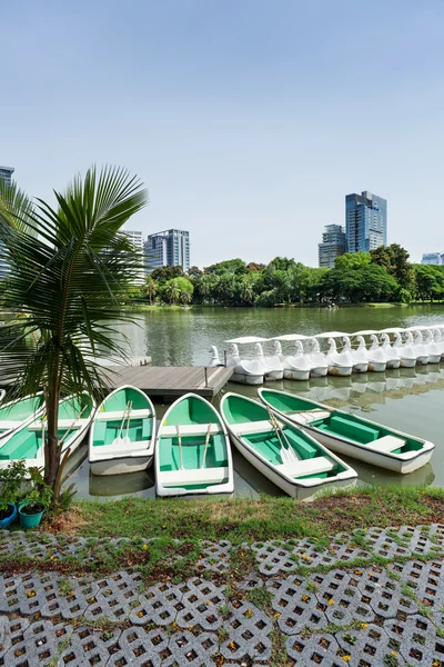 Botes de remos en Lumphini Park en Bangkok —  Fotos de Stock