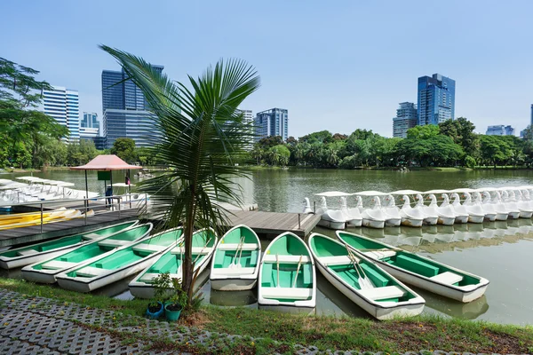 Botes de remos en Lumphini Park en Bangkok — Foto de Stock