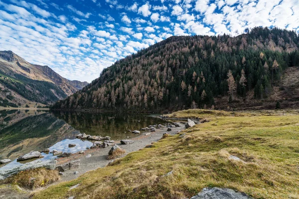 Lago in montagna — Foto Stock