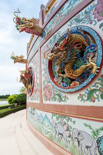 Китайские драконы в храме — стоковое фото