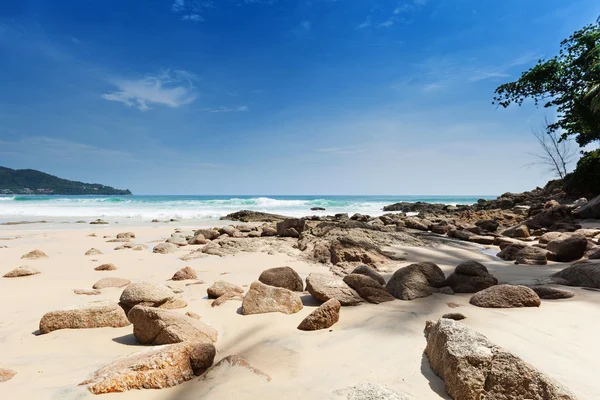 Playa con grandes rocas —  Fotos de Stock