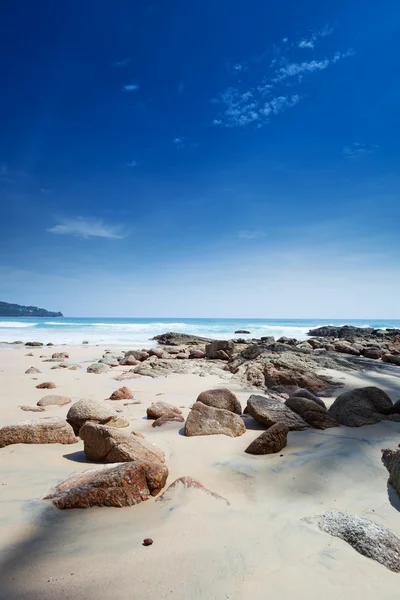 Playa con grandes rocas — Foto de Stock