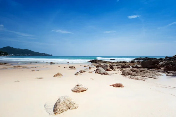 Playa con grandes rocas —  Fotos de Stock