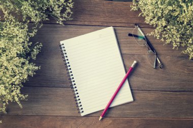 Boş küçük not defteri ve kalem ahşap masa üzerinde. Üzerinden görüntülemek 