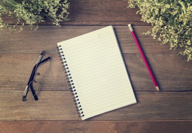 Boş küçük not defteri ve kalem ahşap masa üzerinde. Üzerinden görüntülemek 