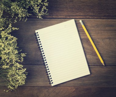 Boş küçük not defteri ve kalem ahşap masa üzerinde. Üzerinden görüntülemek 