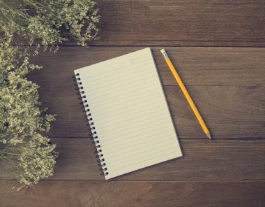Boş küçük not defteri ve kalem ahşap masa üzerinde. Üzerinden görüntülemek 