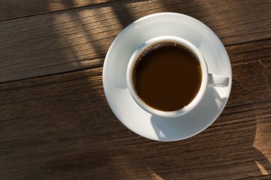 Tahta masada bir fincan kahve.