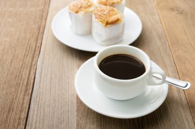 Tahta masada bir fincan kahve.