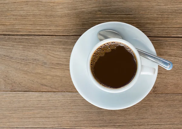 Bir fincan kahve, ahşap masa, üst manzara. — Stok fotoğraf
