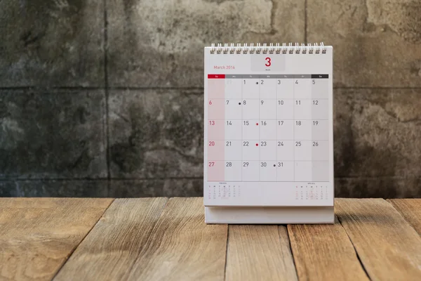 Ahşap masada Mart Takvimi 2016