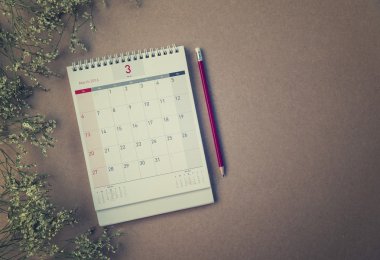 Mart Takvimi 2016 ve ahşap masa üzerinde eski çiçek, vintage filtre