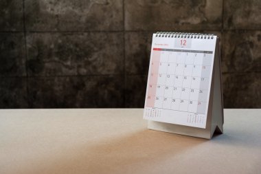 Aralık Takvim 2016 ve ahşap masa üzerinde eski çiçek 